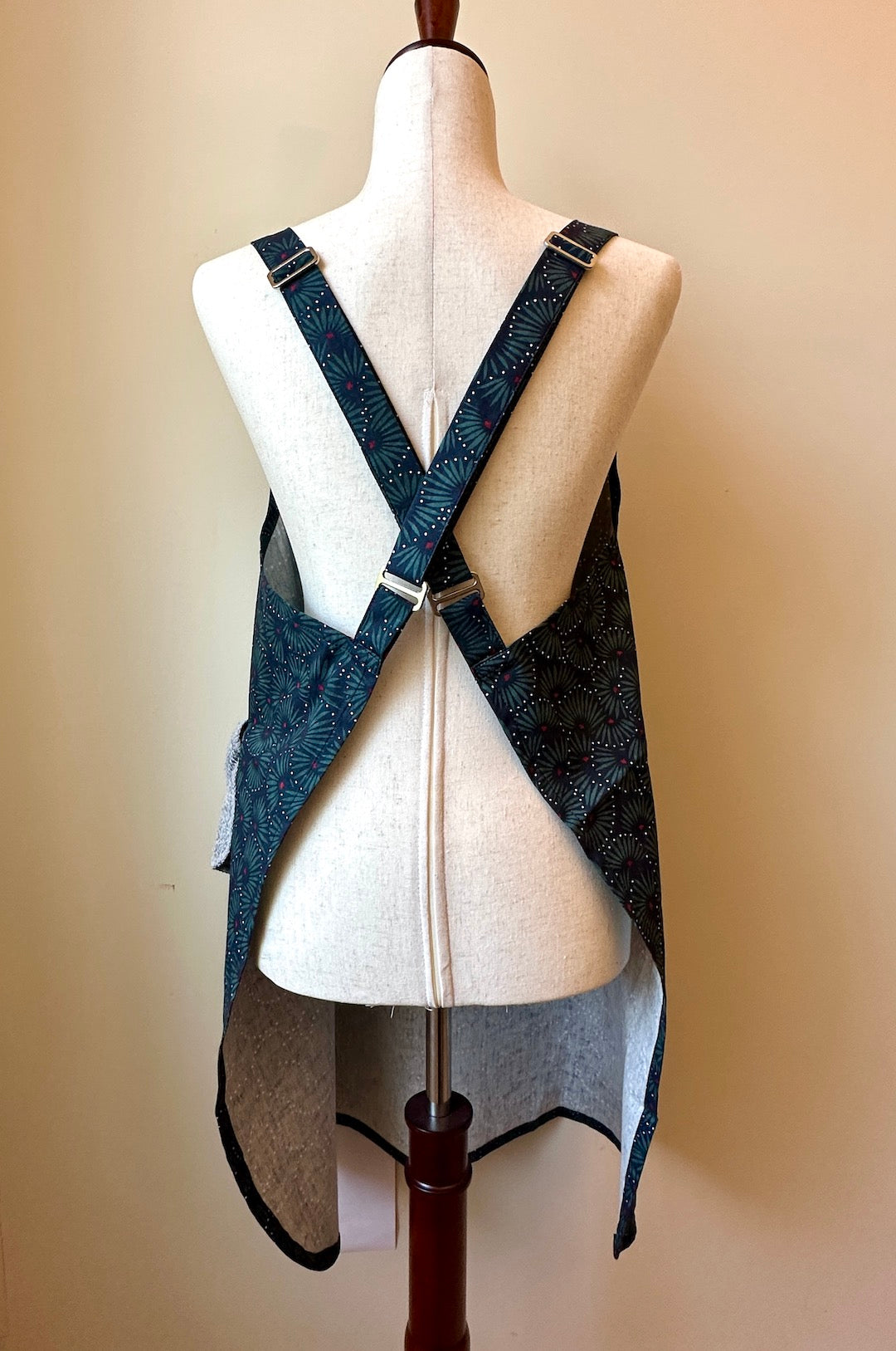 Kitchenisy Cross back printed apron w/ pockets DARK PEACOCK